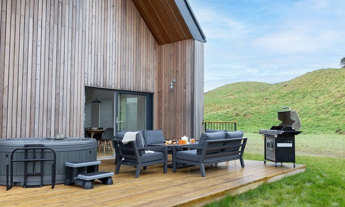 North Buckland Cabaña | 8 The Vista, Willingcott Nr Woolacombe - Hot tub/ On-site pool/ EV Charger/ Ecohome