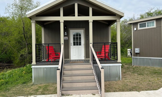 Honey Grove Cabina | 803 Charming cabin with WiFi and AC in serene Honey Grove