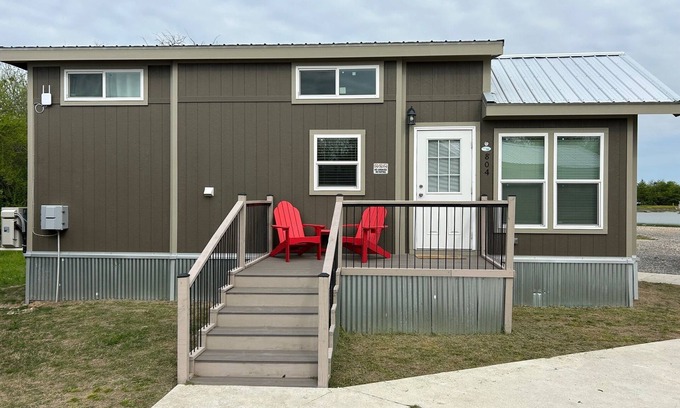 Honey Grove Cabina | 804 Cozy Loft cabin with WiFi, AC in charming Honey Grove