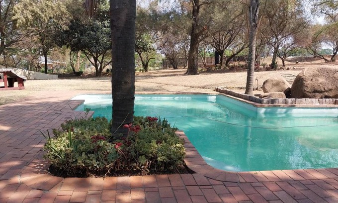 Greater Johannesburg Metropolitan Area Casa | 82-on-Romney