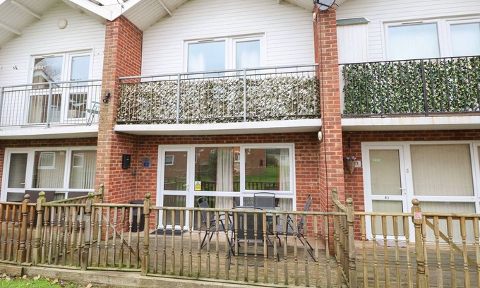 Corton Cabina | 82 WATERSIDE, pet friendly, character holiday cottage in Corton