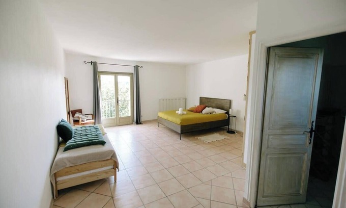 Althen-des-Paluds Casa | 84B5 - Hibiscus, suite in an 18th century Provencal farmhouse