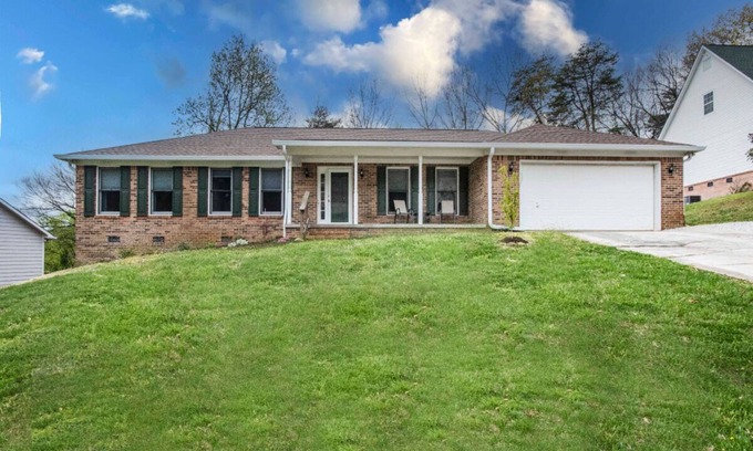 Ashley Oaks Casa | 865 Hideaway, Close to UTK, Market Square,; 3 BR/2.5 Bath 2 Car Garage, Deck