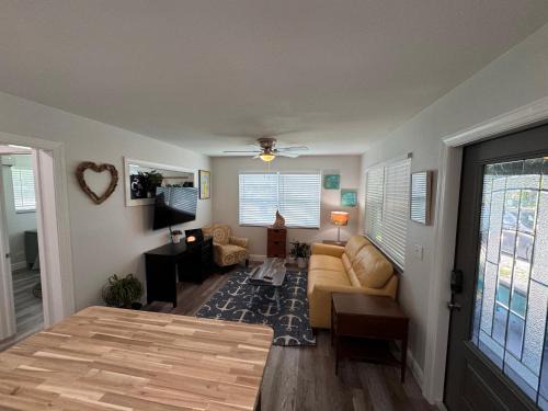 Vero Beach Apartamento | 875 Oasis #4 Location!
