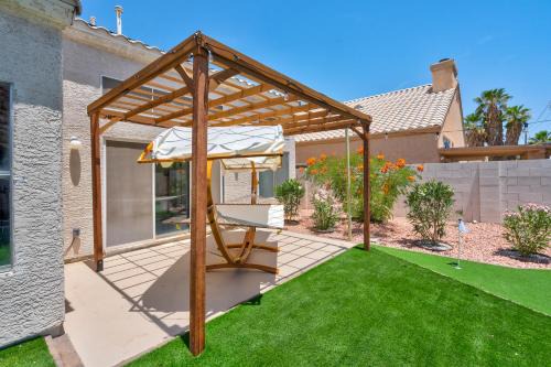 North Las Vegas Villa | 8BR 5BA SuperHero Retreat-King Beds, BBQ, Hammock, Firepit, MiniGolf, WorkSpace