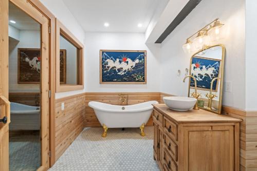 Arnada Casa | 8ft Ceilings Basement Sauna Retreat