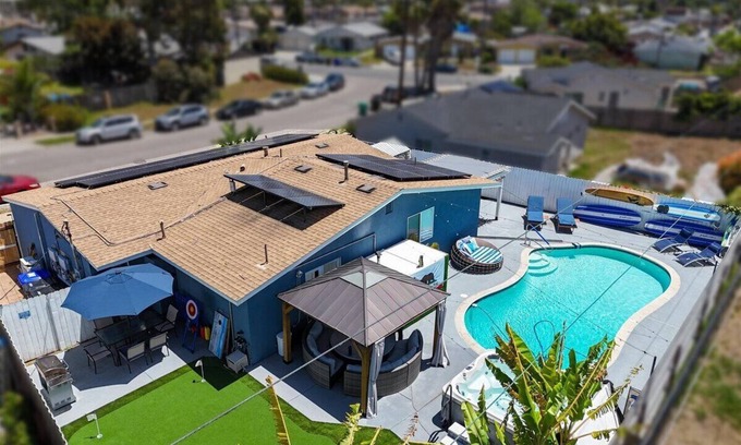 Bay Ho Casa | 8ft Deep Heated Pool, 9 Seat Medical Grade Jacuzzi, Mini-Golf & Chef’s Kitchen!