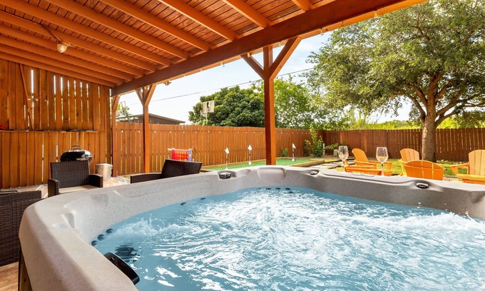 West San Antonio Casa | 8mi Lackland BMT - Hot Tub - Game Room - Mini Golf - near SeaWorld and Six Flags