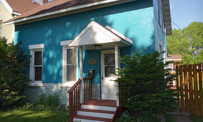 La Crosse Casa | 8th Street Blues! 3 Bed, 2 Bath near downtown LaCrosse
