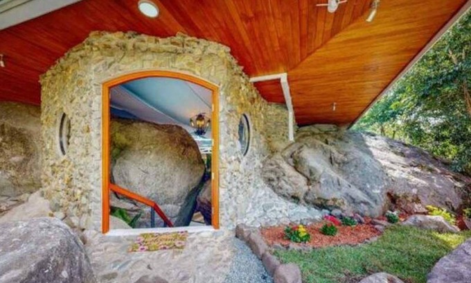 Rivas Casa | 8th Wonder of the World: Riverfront Luxury with Jacuzzi & natural Pool