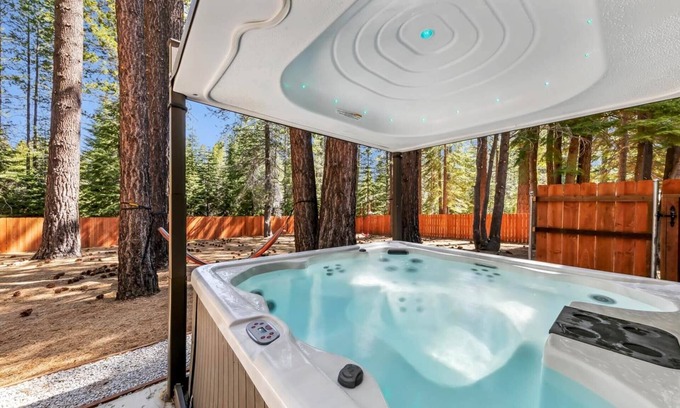 Tahoe Paradise Cabina | 9 Beds, Hot Tub, Dog Friendly, Fenced Yard, Game Room with Pool Table, Near Heavenly