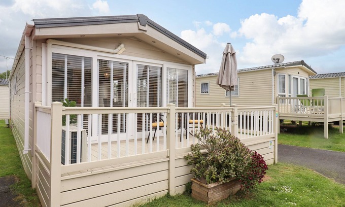 Clacton-on-Sea Cabaña | 9 BIRCH GROVE, pet friendly, with a garden in St. Osyth