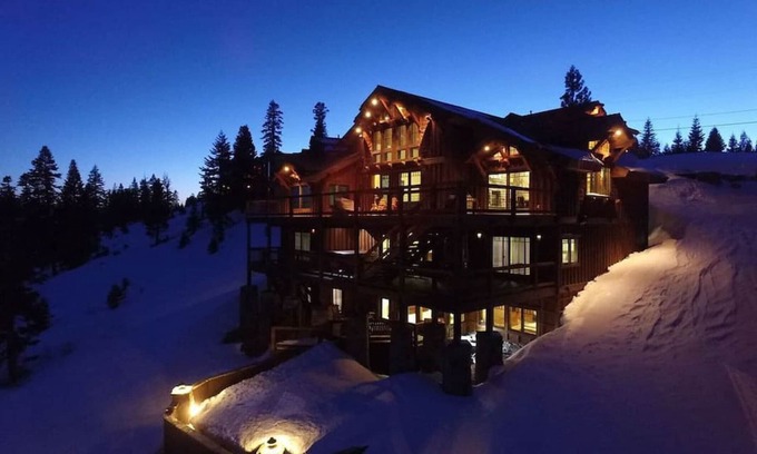 Truckee Casa | 8 habitaciones principales, más de 11 baños, jacuzzi, sauna, baño de vapor, vistas panorámicas