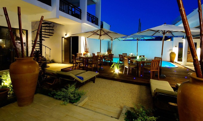 Port Louis Casa | 10 habitaciones en una hermosa villa con piscina y bar con una mesa dhote