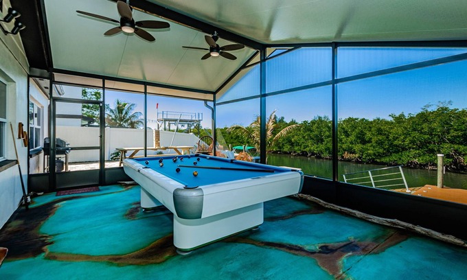 Bay Crest Park Casa | 9-ft Billiards - Easy Access to Tampa Bay - Hot Tub - Kayaking into nature