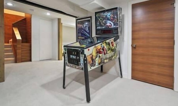 Kensington Casa | 9 Guests | King Bed | Pin Ball | BBQ | Piano