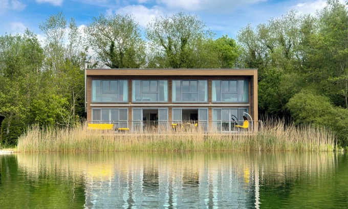Lechlade Casa | 9 Huntsman's Causeway, Lakes by Yoo