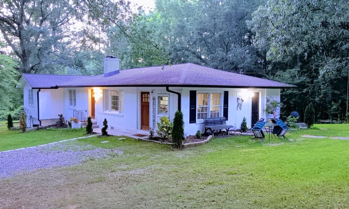 Dallas Casa | 9 mi to Acworth Beach- Cozy ranch. Grill, play, relax.