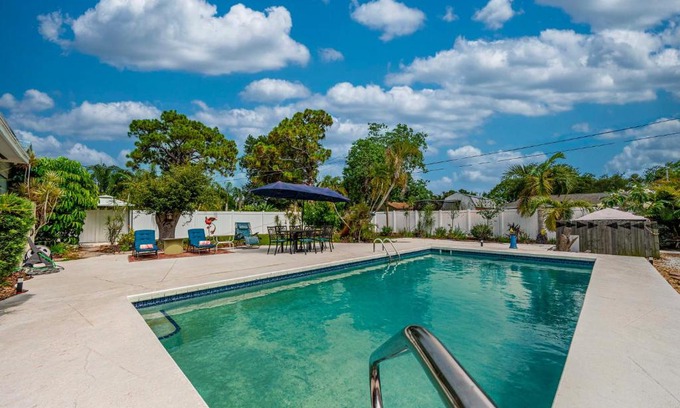 Bradenton Casa | 9 Mi to Coquina Beach Home with Pool and BBQ