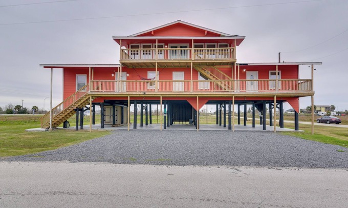 Galveston Apartamento | 9 Mi to Crystal Beach: Pet-Friendly Apt w/ Balcony