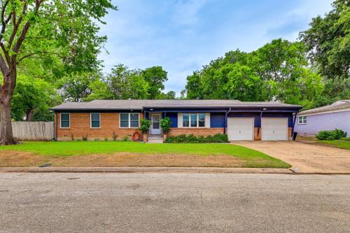 Richland Hills Casa | 9 Mi to Dtwn Fort Worth Home with Patio and Yard