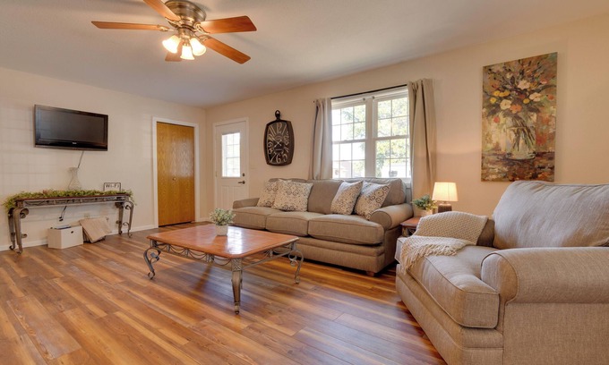 Montrose Casa | 9 Mi to Effingham: Pet-Friendly Rural Escape