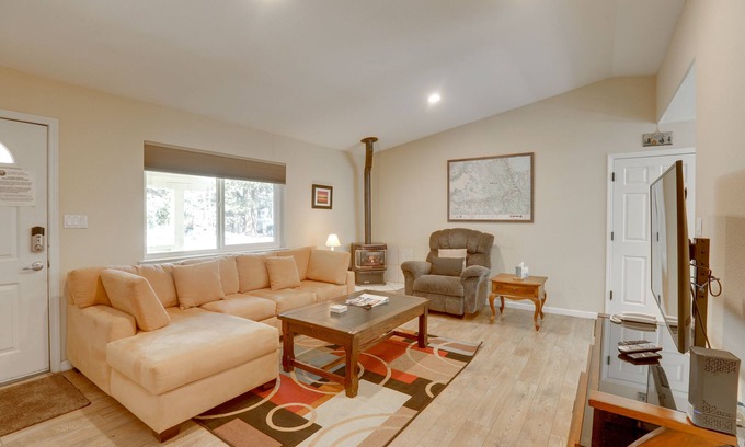 Tahoe Paradise Casa | ¡NUEVO! Cozy Tahoe Home w / Yard - 9 Mi. a las estaciones de esquí