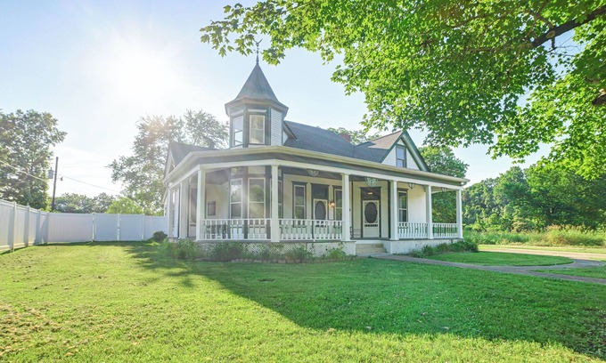 Waverly Casa | 9 Mi to Kentucky Lake: Spacious Victorian Home!
