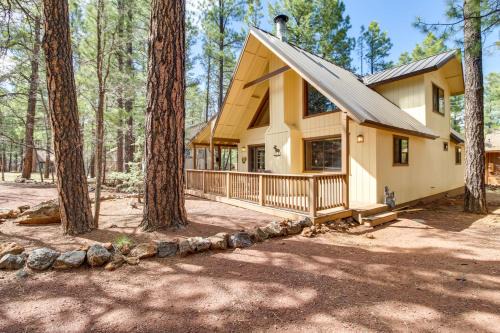 Pinetop Casa | 9 Mi to Rainbow Lake Woodsy Pinetop Cabin with Deck
