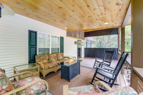 Newland Casa | 9 Mi to Sugar Mountain Newland Cabin with Fire Pit!