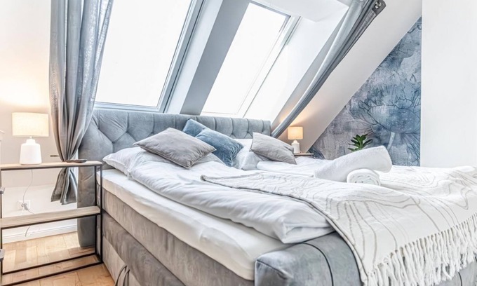 Favoriten Apartamento | 9 min to Center - Luxury Airconditioned w/ Balcony