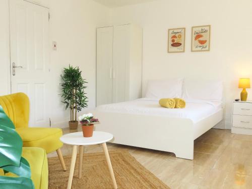 Bloxwich Apartamento | 9 Mins to NEC, BHX & Resort World Apartment with FREE Parking