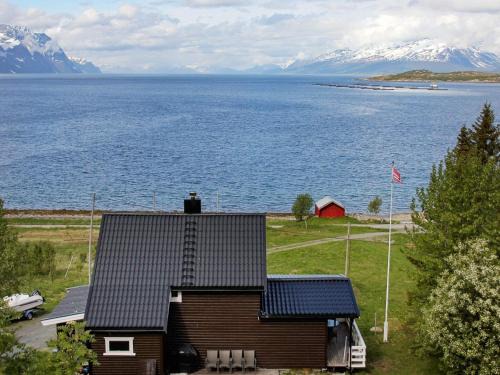 Lyngen Casa | 9 person holiday home in Lyngseidet
