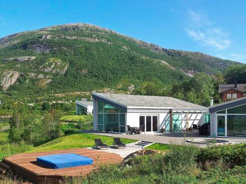 Inndyr Casa | 9 person holiday home in Inndyr