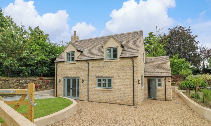 Edith Weston Cabaña | 9 RECTORY LANE, pet friendly, with a garden in Edith Weston