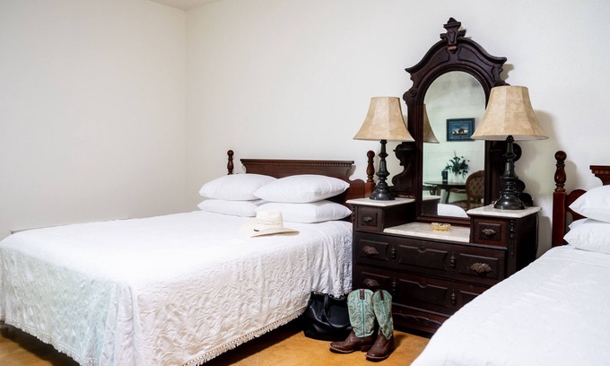 Brenham Cabina | 9 Suites on 73 Acres - Horse Oasis - 12bd Inn - Brenham - 10min to Round Top