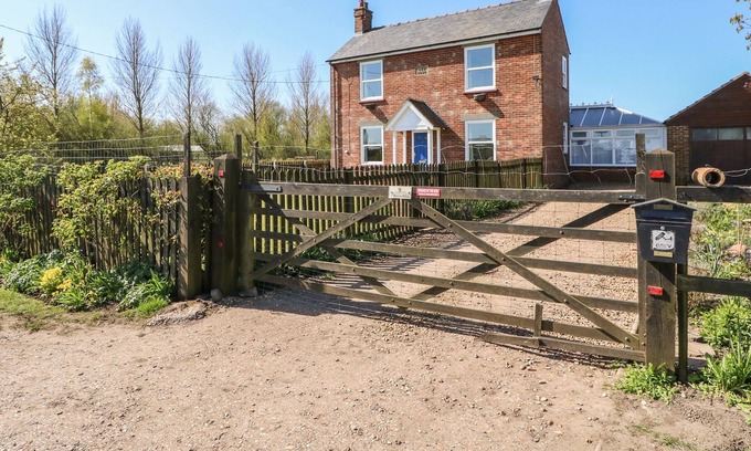 Spalding Cabaña | 9 TYDD LOW ROAD, family friendly, with open fire in Tydd St Mary