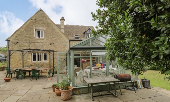 Gastard Cabaña | 9 VELLEY HILL, pet friendly, character holiday cottage in Corsham