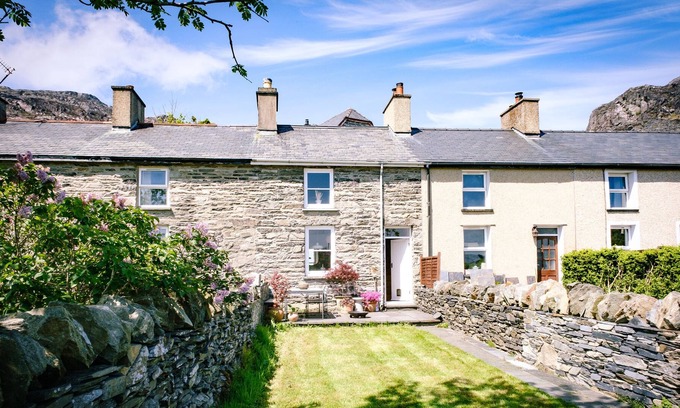Tanygrisiau Cabaña | 9 WEST END, pet friendly, with open fire in Blaenau Ffestiniog