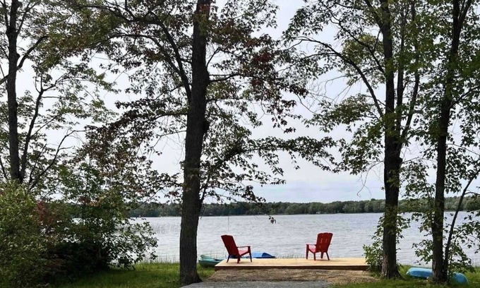 Carden Cabaña | Private Lakefront Cottage