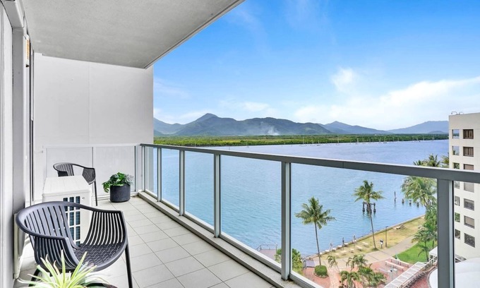 Cairns Central Business District Condominio | 901 Harbour Lights- Luxury 2BR Waterfront Apartment | Stunning Marina Views | Pool + Sauna