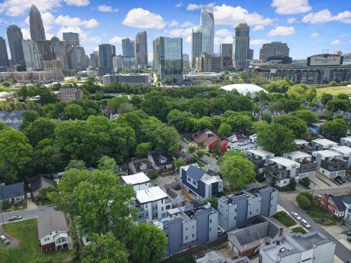 Third Ward Casa | 906 Westbrook B City Views Rooftop Hot Tub and Short Walk to Stadium
