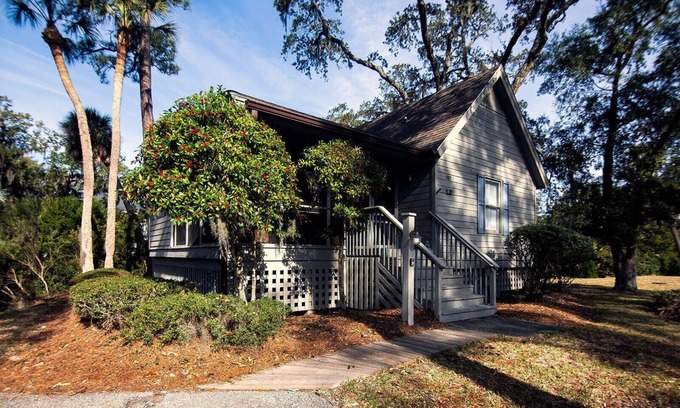 Ocean Ridge Cabaña | 907 Shelter Cove-Beautiful Cottage on Lagoon; Gated Community; Screened Porch