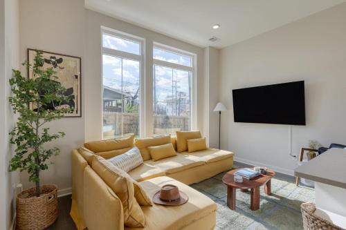 McFerrin Park Casa | 98 Degrees by AvantStay Covered Balcony Lounge Newly Built 4BDR Home