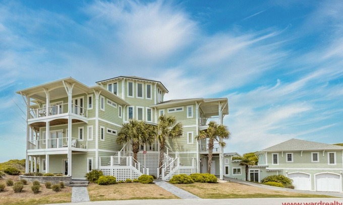 Surf City Casa | 99 Oleander - Lapso de lujo con una piscina privada y una bañera de hidromasaje.