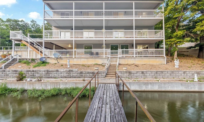 Edwards Casa | 9BR, 5 Bath Lakefront Retreat w/Boat Ramp & Dock