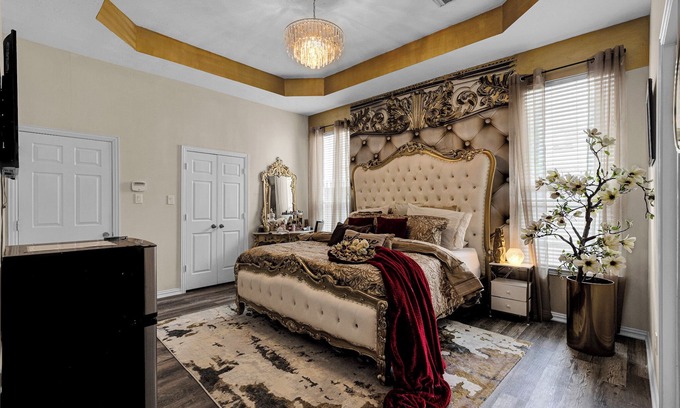 South Central Houston Casa | 9BRM/8Bath/Large Group/Jacuzzi/Hot Tub/GYM/ in Downtown