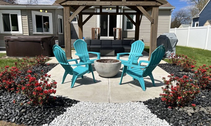 Grand Rapids Casa | 9mins to Downtown GR | Hot Tub | Fire Pit | Pet Friendly | Foos Ball | Ping Pong