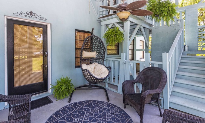 Bainbridge Apartamento | A 1 bedroom 1 futon1 bath upstairs of The HH & downstairs is separate to rent.