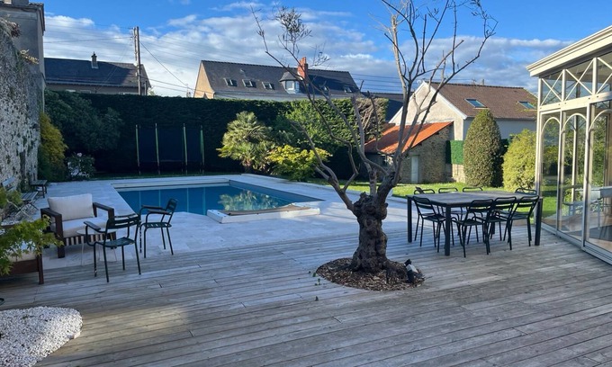 Laval Casa | A 1h15 de Paris, Grande Maison de Ville, Piscine Chauffée, Proximité Halage